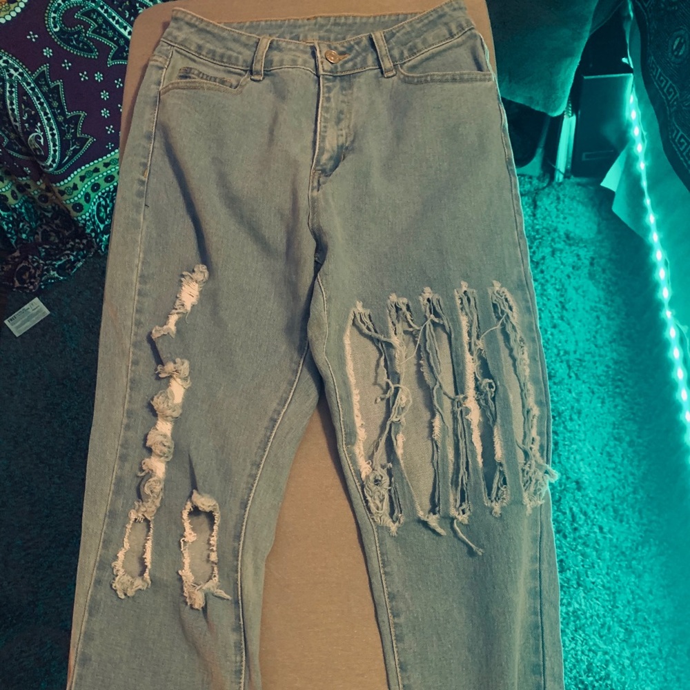 trendy ripped jeans 🦋 NWOT